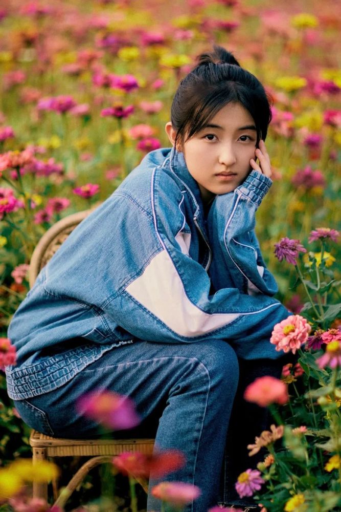张子枫花海写真,身穿蓝色校服青春洋溢,真的是向往的生活