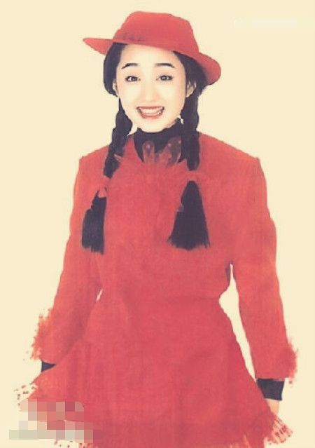年轻时杨钰莹有多美?穿火红公主裙笑容灿烂,扎麻花辫清纯可人