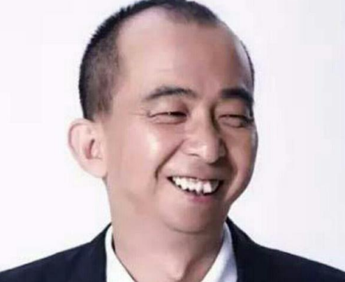 内地最丑男演员之一,演30年丑角,开千万宾利豪车,妻子