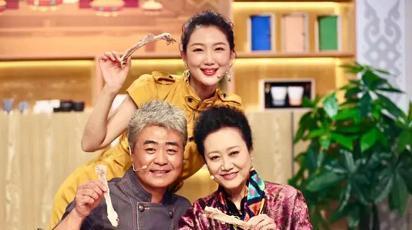 王丽云和丈夫的相互"放过" 王丽云出生在沈阳,从小喜欢唱歌跳舞,很有