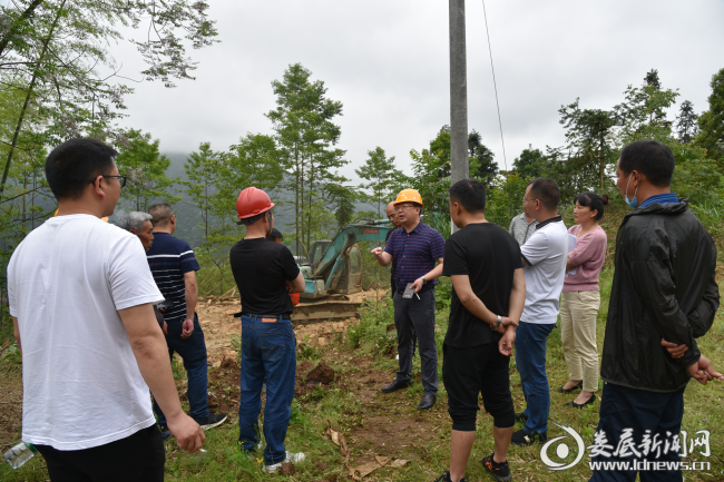 (伏口镇党委书记廖学军现场督战双岩村"空心房"整治工作)