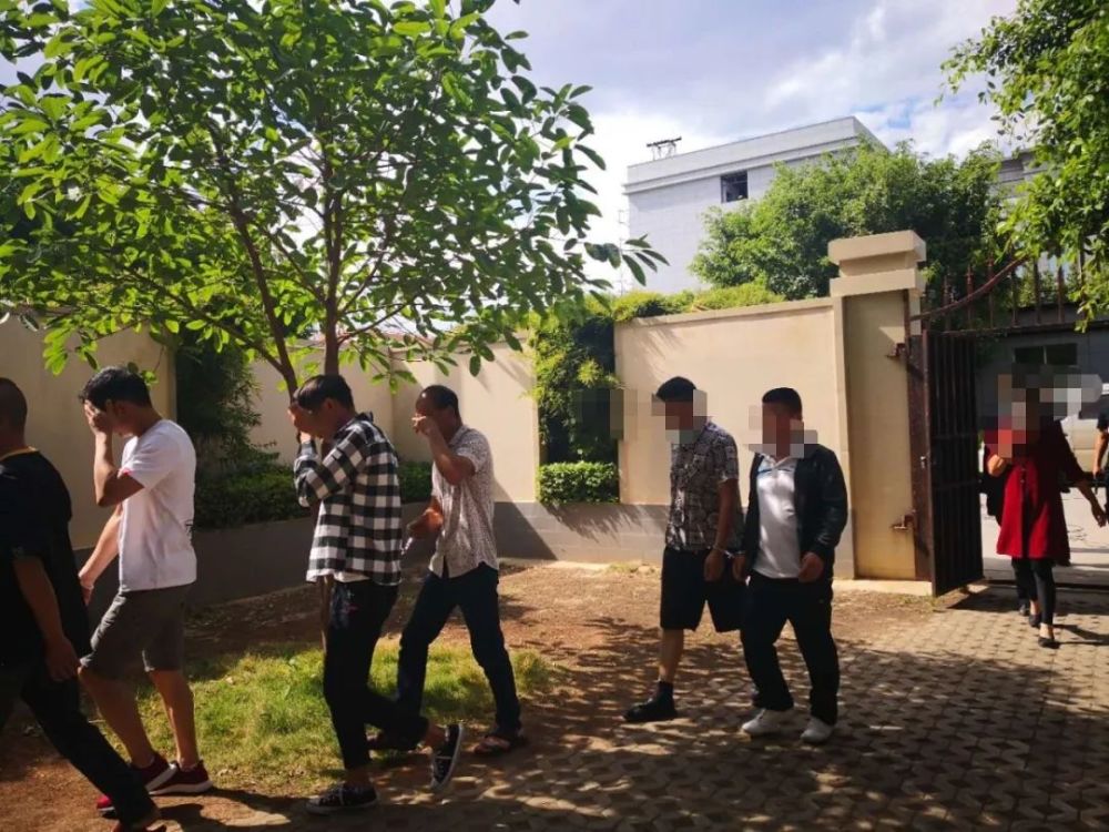 匿藏出租屋聚众玩"版版砖",宾川这9人被"蜀黍"逮了个正着!