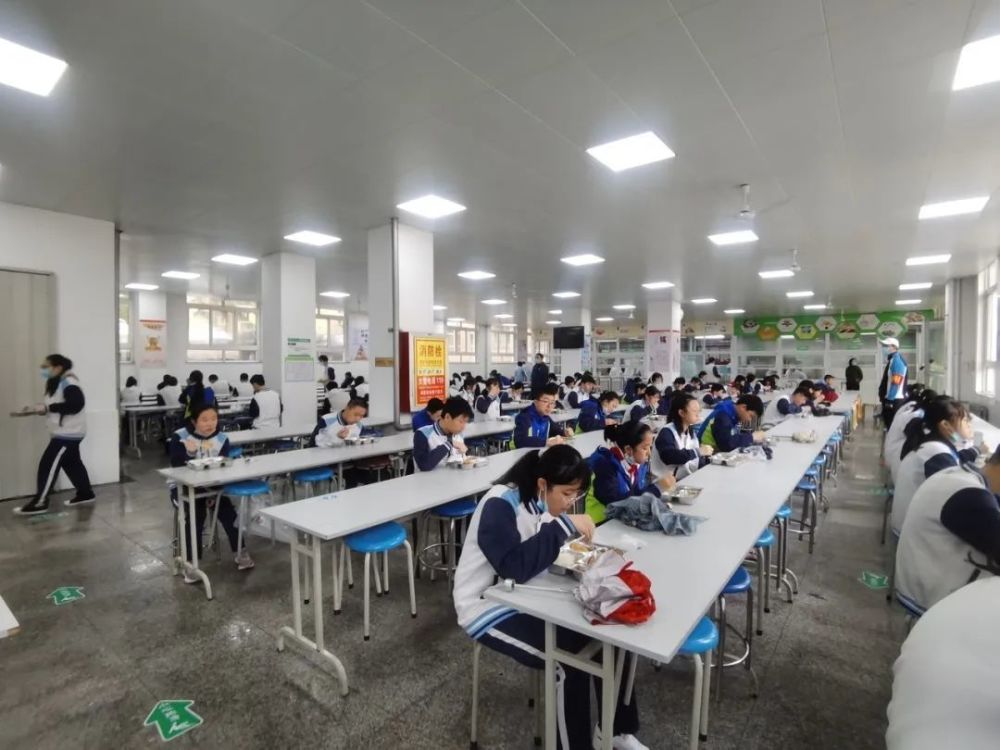 青岛第三十九中学实行单人单桌就餐模式. 市南区