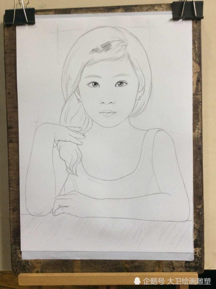 彩铅肖像画作品 下面是我的画画步骤,先铅笔轻轻的打稿,再用彩铅勾一