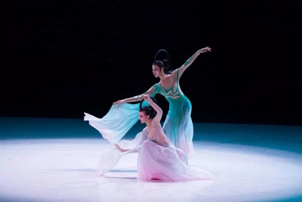 所以中国舞=基本功 民族舞 古典舞 芭蕾基训 舞蹈技术技巧