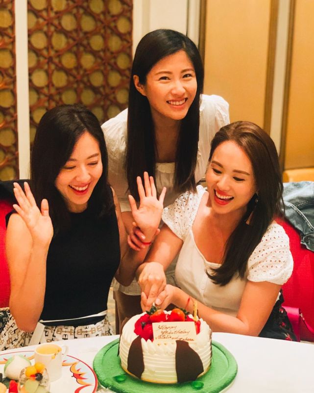 tvb视后生日周不停吃生日蛋糕与闺蜜嘴对嘴亲吻一起庆生