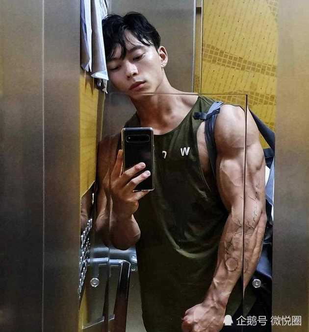 大块头肌肉型男拥有冰块盒般的八块腹肌,麒麟臂壮硕有