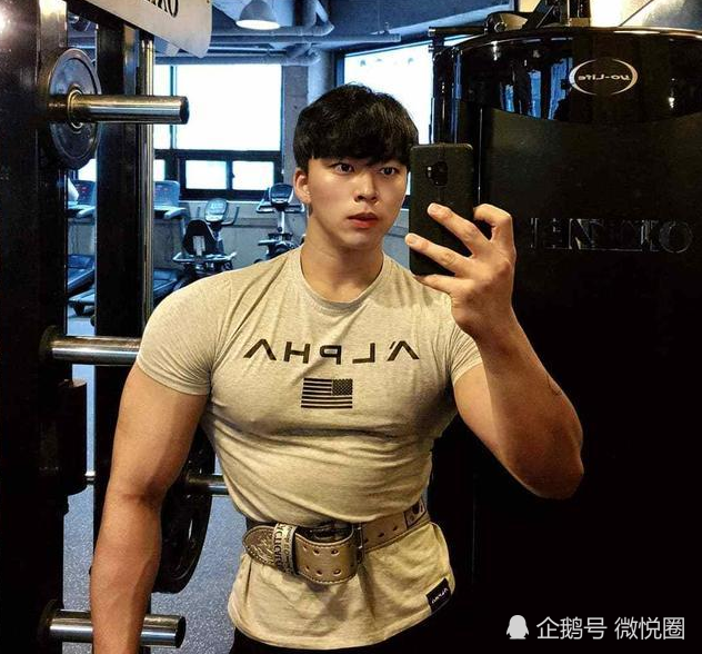 大块头肌肉型男拥有冰块盒般的八块腹肌,麒麟臂壮硕有力,好棒!