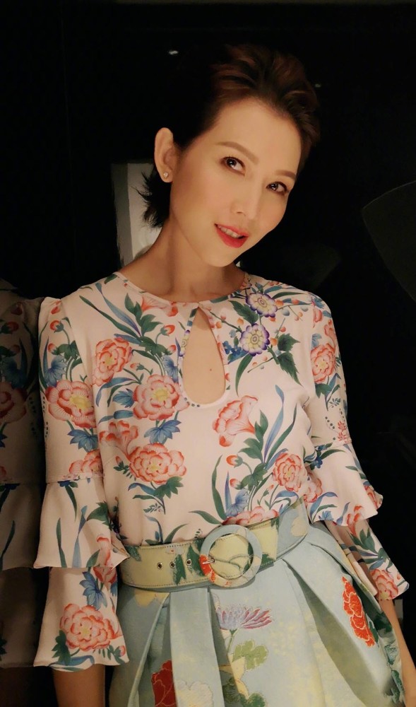 46岁蔡少芬可真拼大胆挑战领口挖洞穿伞裙遮掩宽胯问题