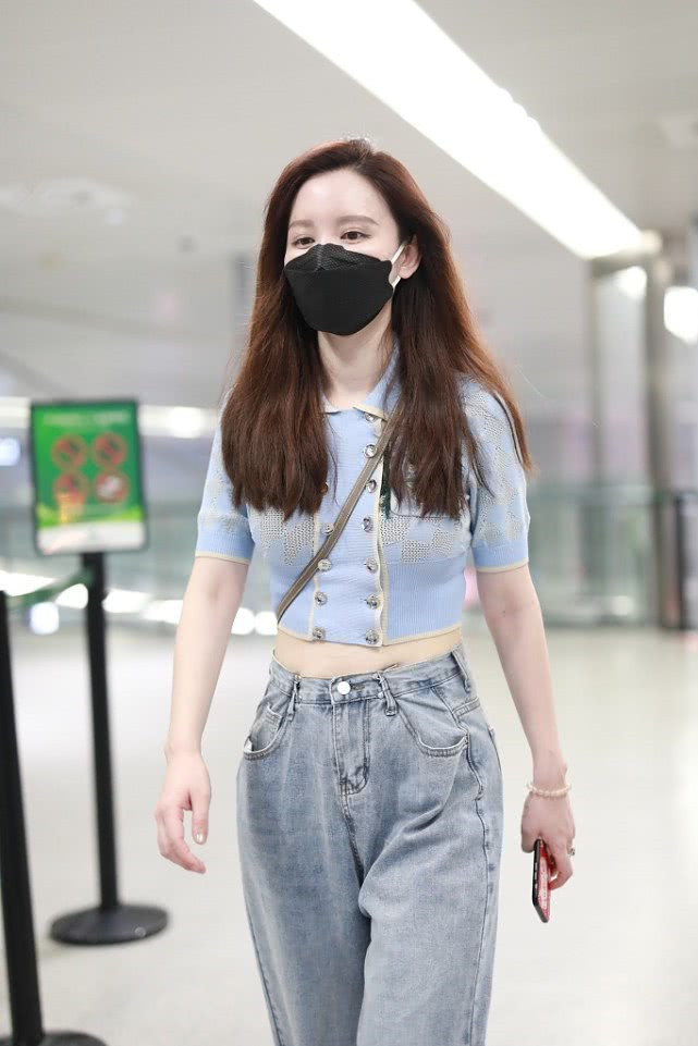 张萌出行,穿蓝色露脐装搭牛仔裤,初夏这么穿清爽时髦! 张萌出行,穿蓝色露脐装搭牛仔裤,初夏这么穿清爽时髦!