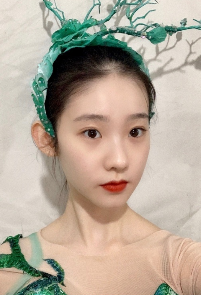为何说张艺凡化浓妆堪比"整容?看清她的怼脸照,我找到答案了
