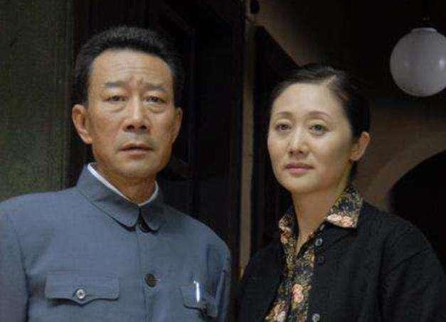 原来李雪健妻子是她照顾病夫18年不离不弃结婚37年零绯闻