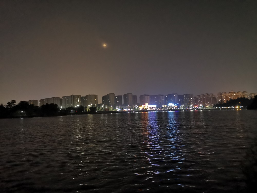 傍晚骑车来汀棠公园跑步，吹湖面来的风，赏公园的夜！