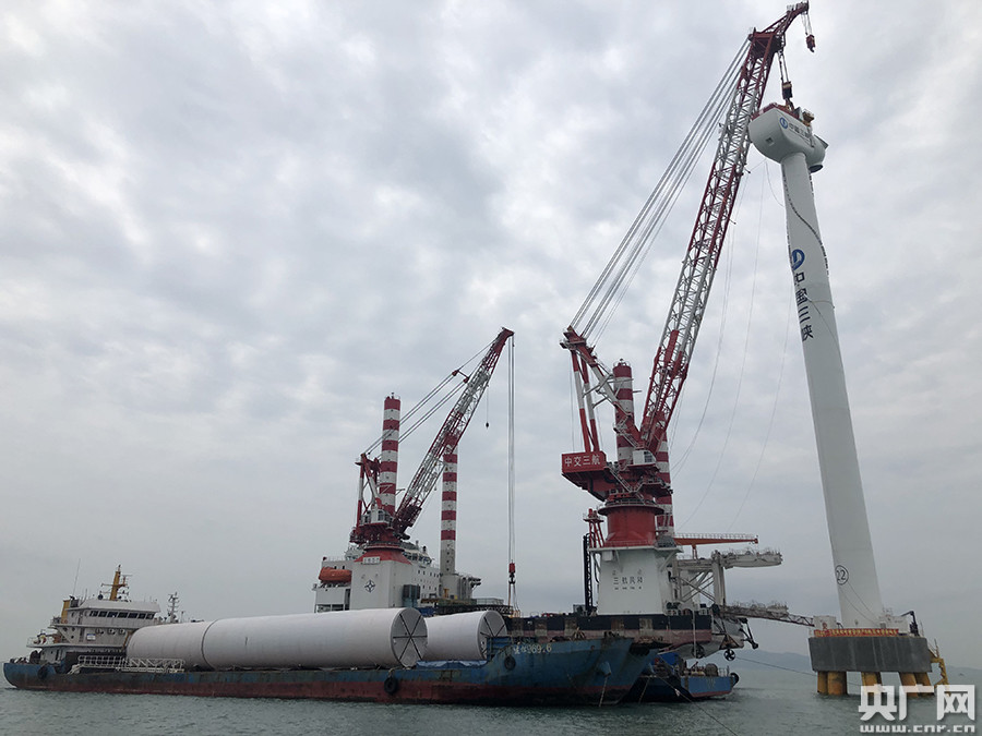 国内单机容量最大海上风电机组在福建福清兴化湾成功吊装