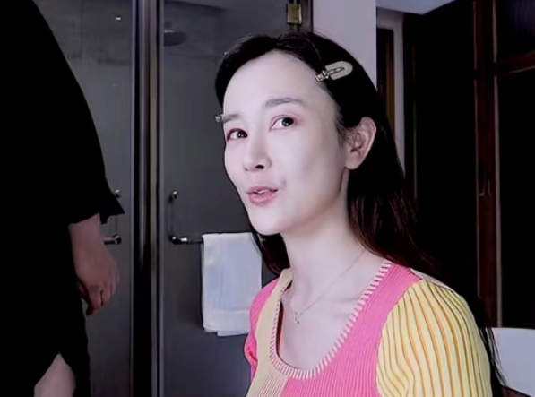 张檬小五同框,女方表情夸张不自然,网友称全是张檬主动小五很冷漠