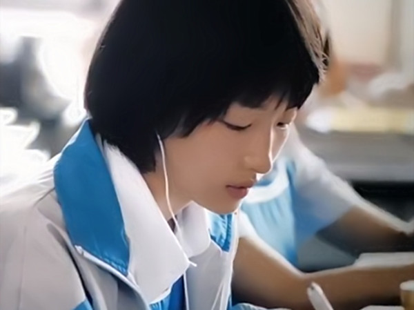 少年的你:胡小蝶喝完酸奶后,为何把瓶子放在箱子中间