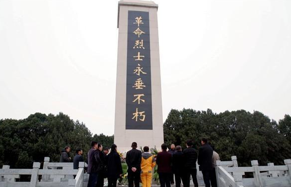 河北唐山市丰润区杨家铺村北面的老爪山,有一座"杨家铺烈士陵园".