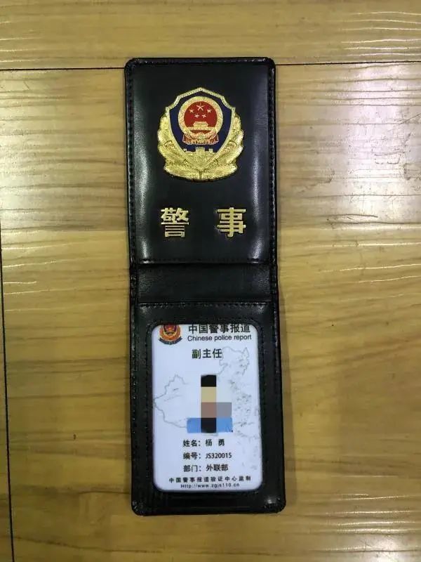入戏太深!假警察"逛"真派出所,松江民警一眼识破