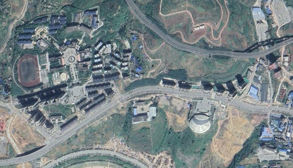 卫星上看重庆奉节县:县城一路向西扩展,形成狭长的城镇形态