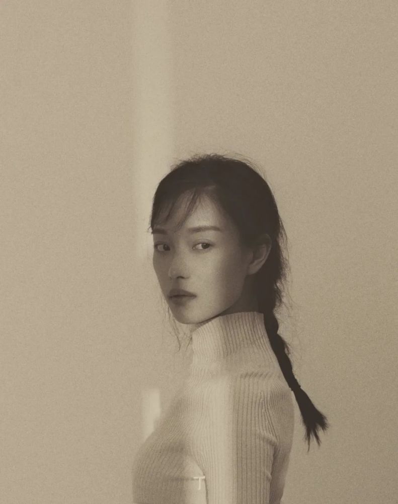 美人在骨不在皮 倪妮的颜值气质太绝了~ 今天要来分享的这组近乎黑白