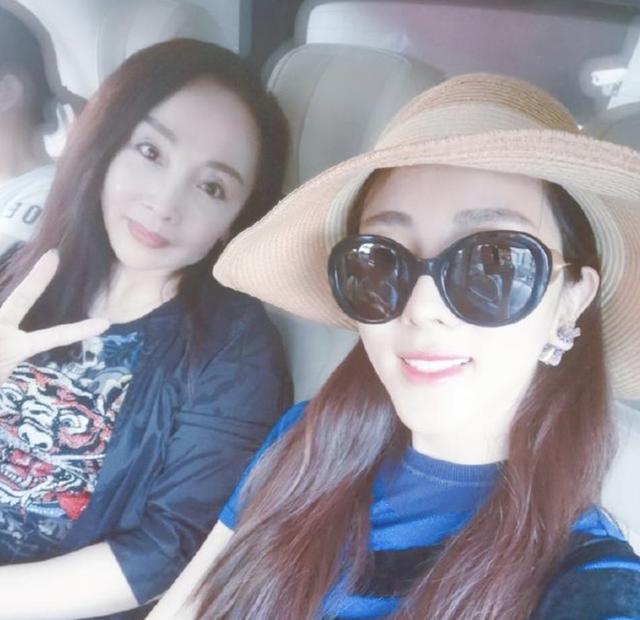 李思思母亲节罕见晒父母旧74照,央视才女全家最丑,因爸妈颜值太高