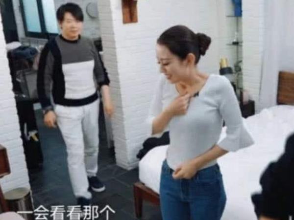 吉娜衣领大开就弯腰拿东西,郎朗下意识反应,粉丝:重复