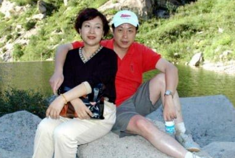 央视主持人罗京去世11年,妻子改嫁富商被网友暴力,儿子长成这样