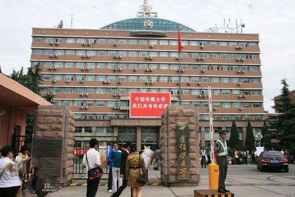 北京中国传媒大学一个年轻的生命从楼上跳下去为了什么