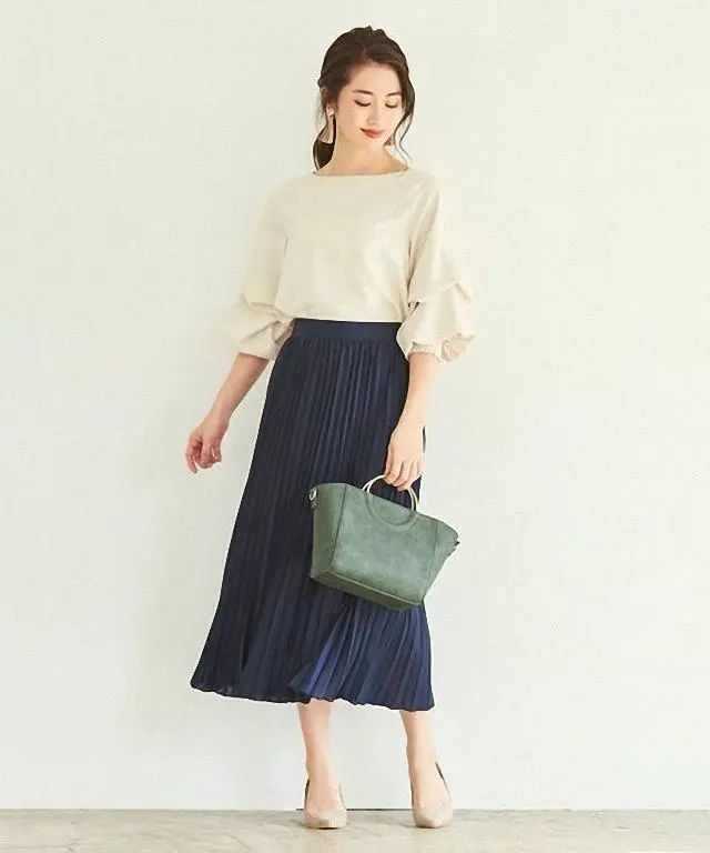 二,看款式 可能有人觉得百褶裙是年轻女孩的专属,其实日系风格的
