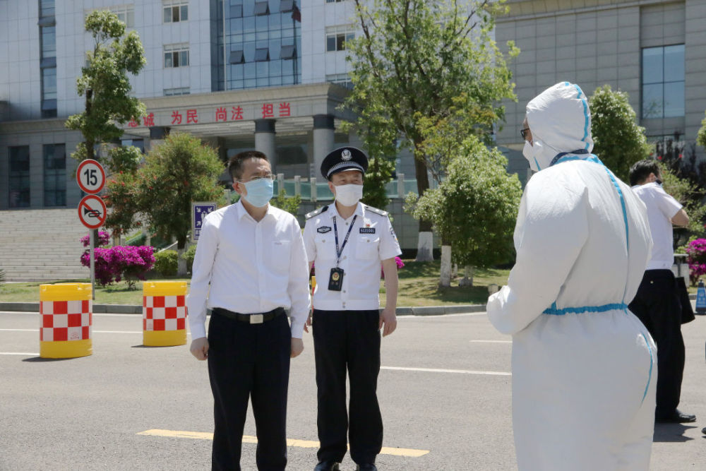 5月7日下午在攀西监狱,陈志林询问了解监狱大门管控执行省局"1 14"