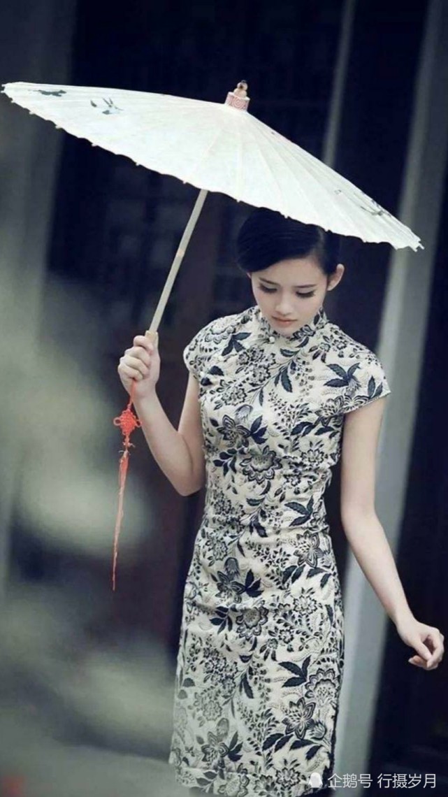 忆江南,那个撑着油纸伞,走在白墙青石小巷里的旗袍女子