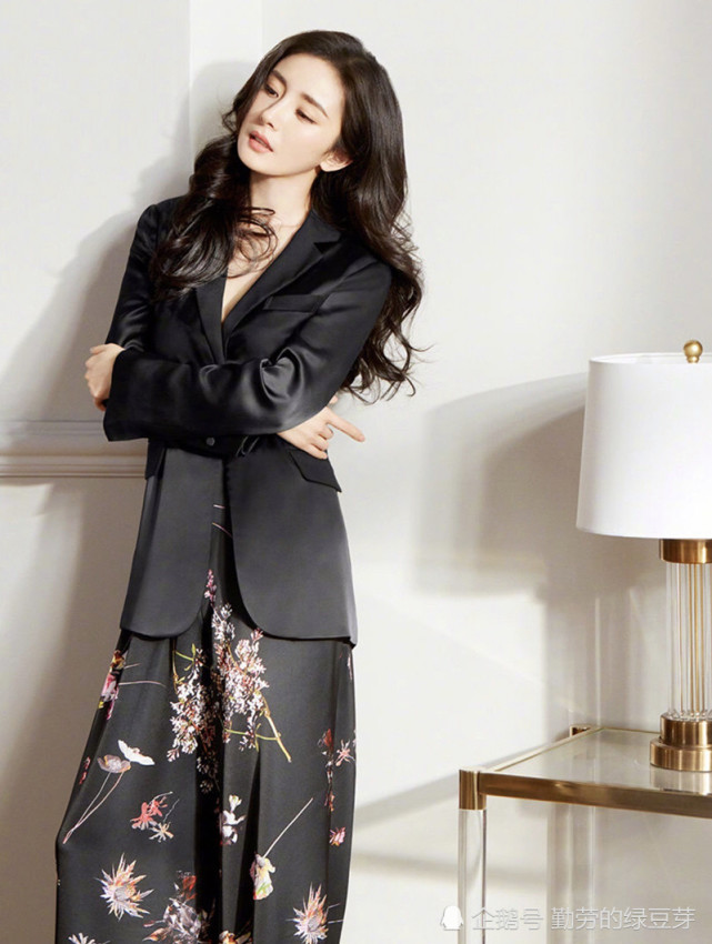 look 6,西装外套搭配半裙