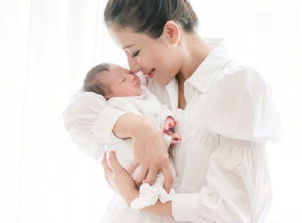杨怡母亲节晒美照祖孙三代同框画风温馨两位妈妈眼神满满是爱