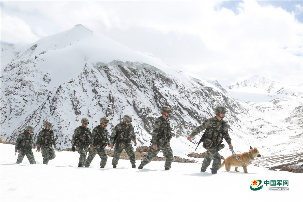 驻守帕米尔高原的新疆喀什军分区某边防团托克满苏边防连5名新战士