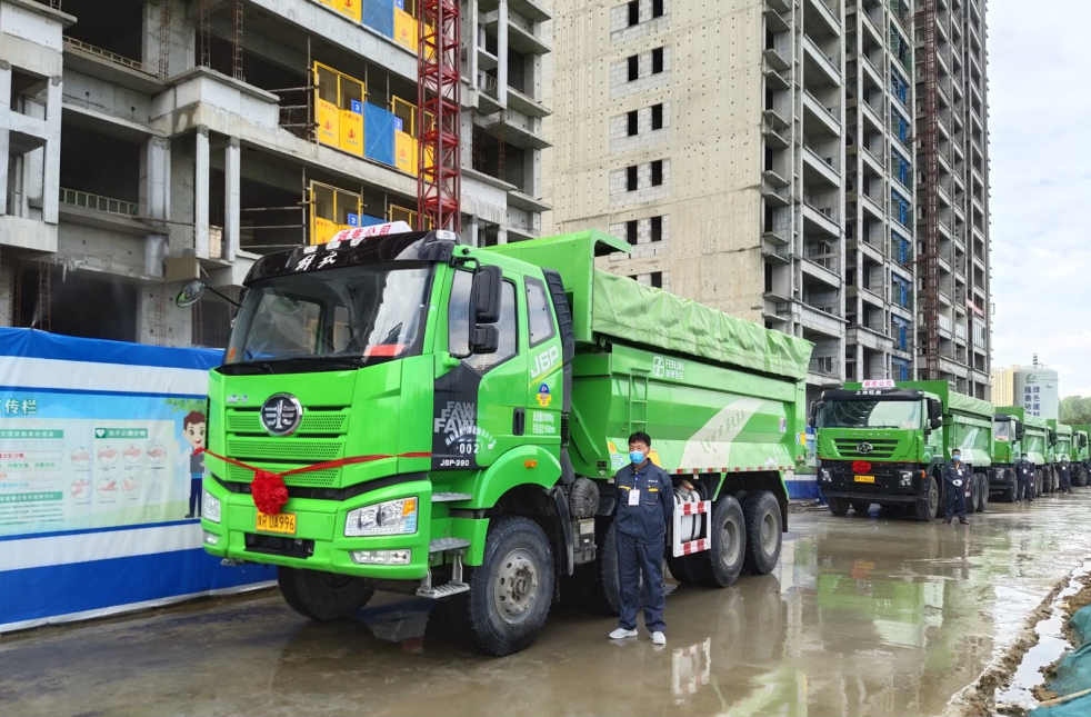 南阳市首批新型环保渣土运输车投入使用:车厢全封闭 节能又环保