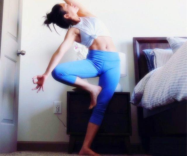 今日瑜伽体式推荐：手推墙壁伸展式，伸展背部肌肉，增加身体活力