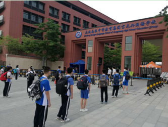 现场直击!深圳中小学7个年级学生重回课堂