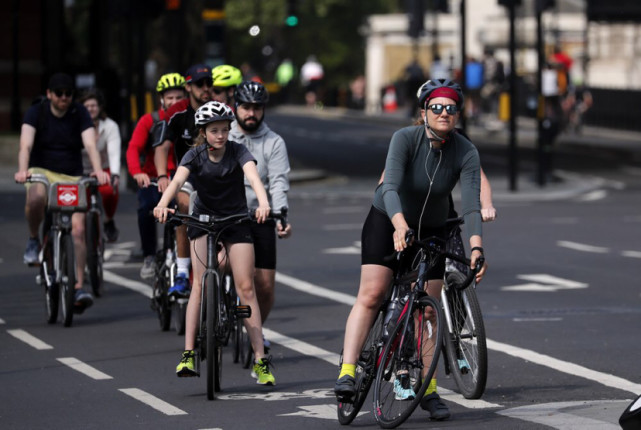 英国的约翰逊制定了缓解病毒锁定的路线图