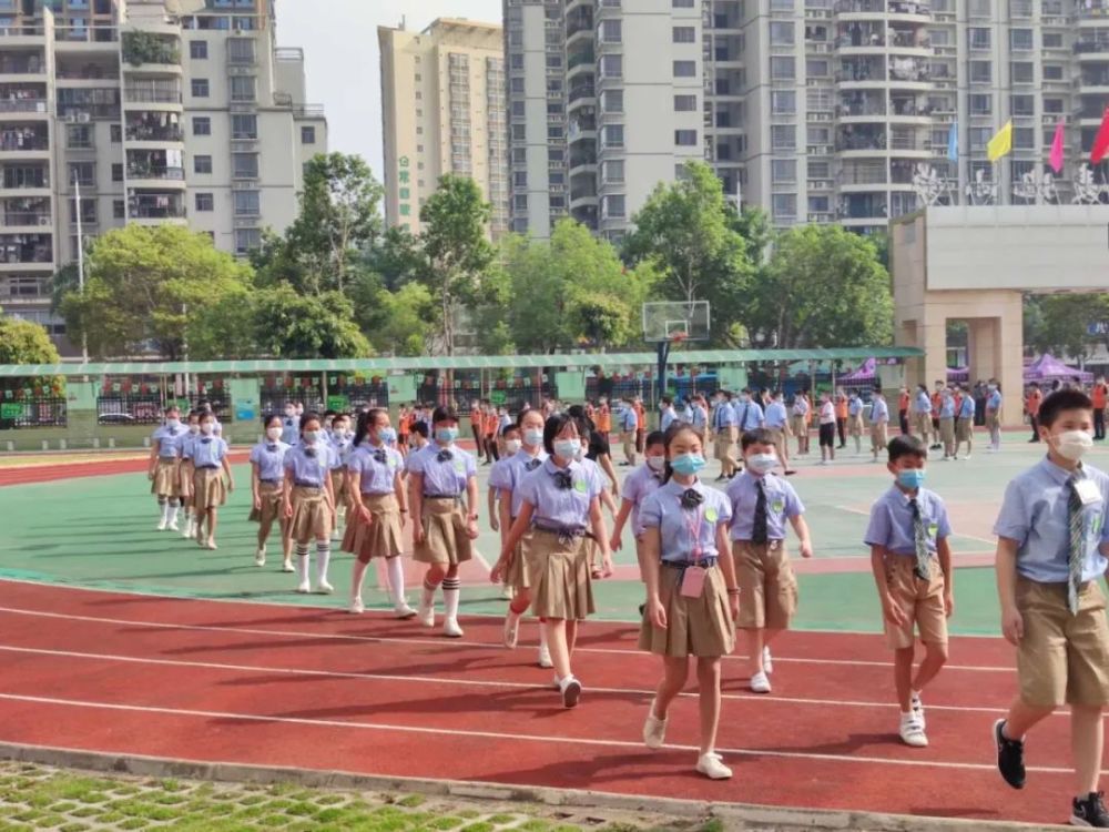 惠州市麦地小学的五年级学生龙梓锐同学表示返校后见到了许久没见的