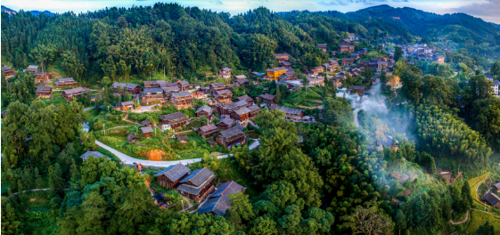 位于锦屏县西南部,距县城45公里,坐落在海拔600—800米的半山腰中