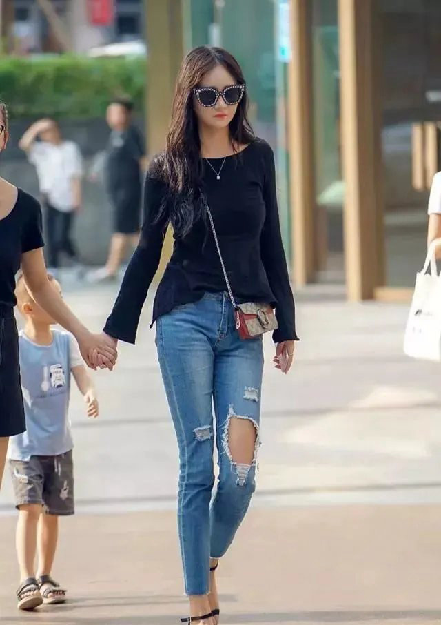 妹子脸蛋微圆，相貌甚甜，嘴角也正微微自带着笑意