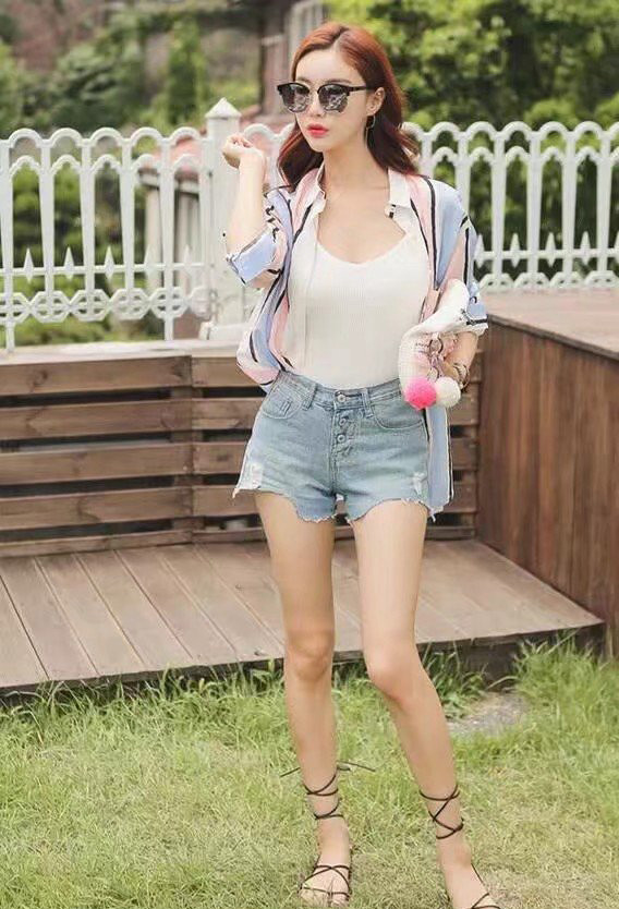 妹子脸蛋微圆，相貌甚甜，嘴角也正微微自带着笑意