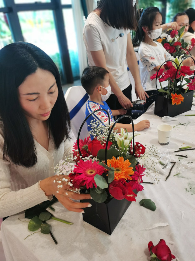 5月10日,珍宝岛·香缇雅苑营销中心上演了母亲节专场花艺沙龙