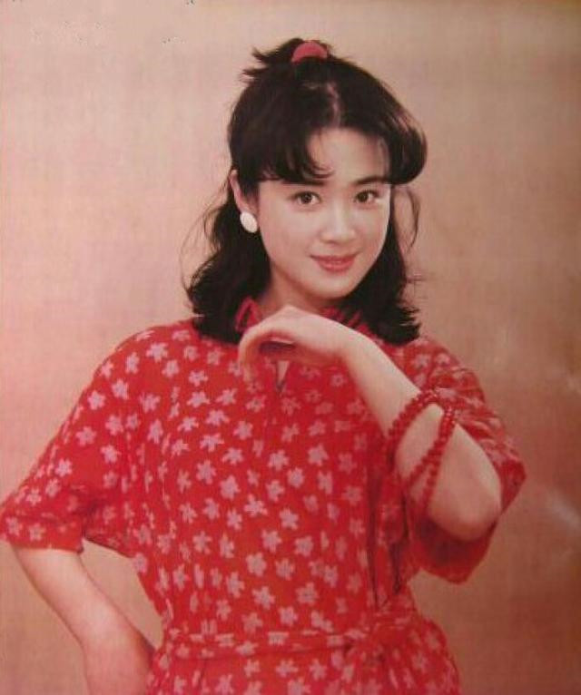 55岁傅艺伟近照曝光:曾是最美妲己,如今一头短发,网友