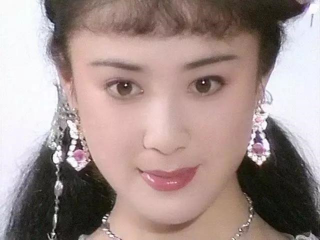 55岁傅艺伟近照曝光:曾是最美妲己,如今一头短发,网友
