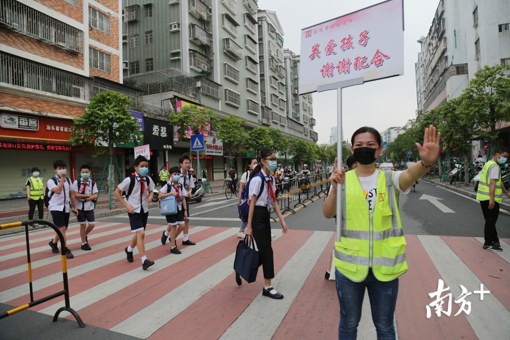 5月11日,湘桥区昌黎路小学的学生有序接受体温检测进入学校.