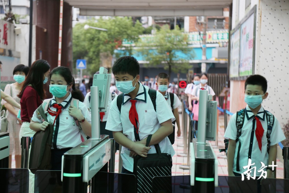 潮州小学生们在教室里"升旗"