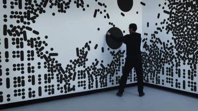 achter april工作室为活动宣传广告做了一面「互动艺术墙」,整面墙都