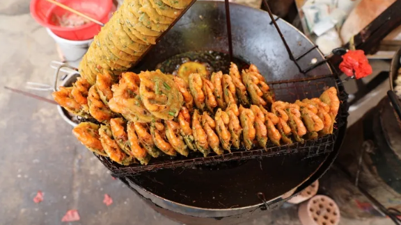 实际上这是一种非常受欢迎的广西传统街头油炸小吃,博白很早就有,龙潭