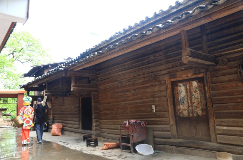 "垛木房,又称为"闪片房,是桂花彝族因地制宜的一种民居建筑形式,因